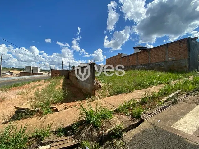Terreno com 240m², à venda, no bairro Parque das Mangabeiras em Araxá