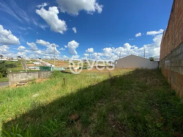 Terreno com 240m², à venda, no bairro Parque das Mangabeiras em Araxá