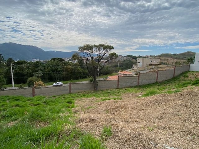 Terreno com 450m², à venda, no bairro Maria Imaculada em Poços de Caldas