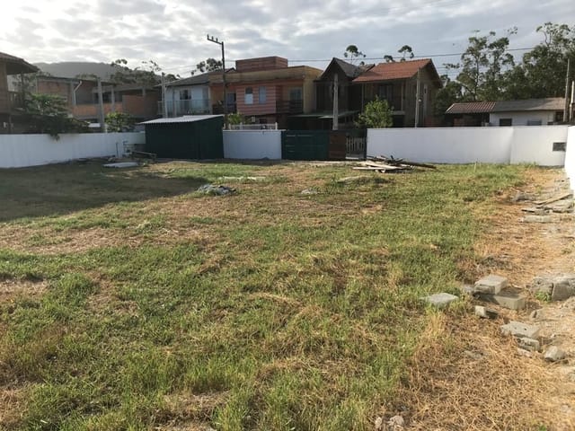 Terreno com 648m², à venda, no bairro São João do Rio Vermelho em Florianópolis