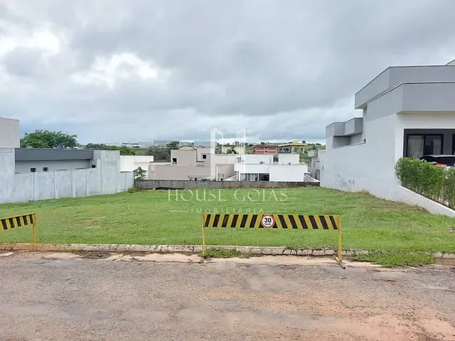Terreno com 360m², à venda, no bairro Residencial Condomínio Jardim Veneza em Senador Canedo