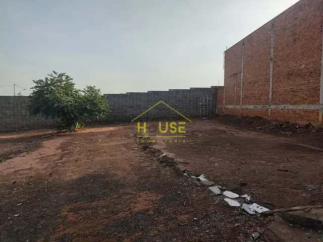 Terreno com 327m², à venda, no bairro Jardim dos Pinheiros em Votuporanga