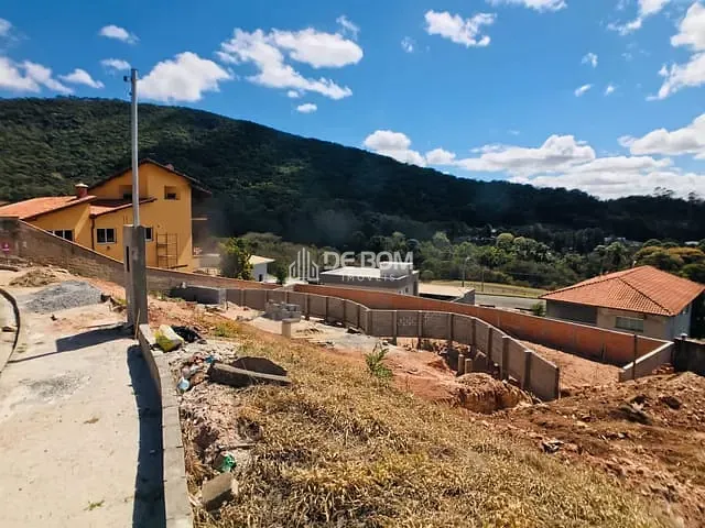 Terreno com 890m², à venda, no bairro Parque Véu das Noivas em Poços de Caldas