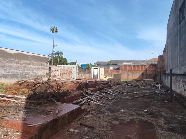 Terreno com 490m², para alugar, no bairro Centro em Cambé