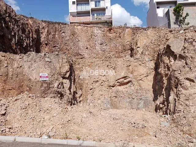 Terreno com 250m², à venda, no bairro Jardim Bandeirantes em Poços de Caldas