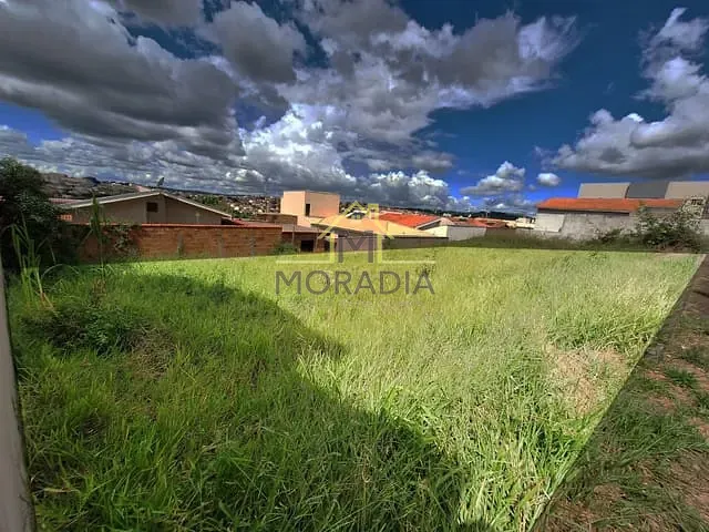 Terreno com 499m², à venda, no bairro Jardim Ouro Verde em Guaxupé