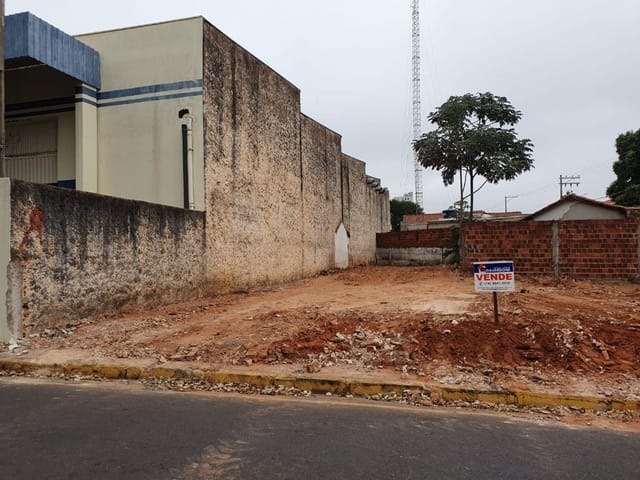 Terreno com 302m², à venda, no bairro Centro em Birigüi