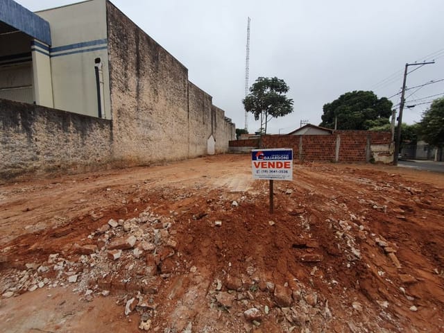 Terreno com 302m², à venda, no bairro Centro em Birigüi