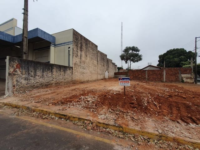Terreno com 302m², à venda, no bairro Centro em Birigüi