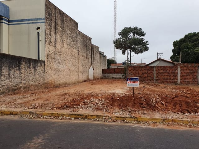 Terreno com 302m², à venda, no bairro Centro em Birigüi