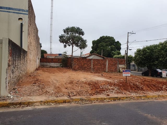 Terreno com 302m², à venda, no bairro Centro em Birigüi