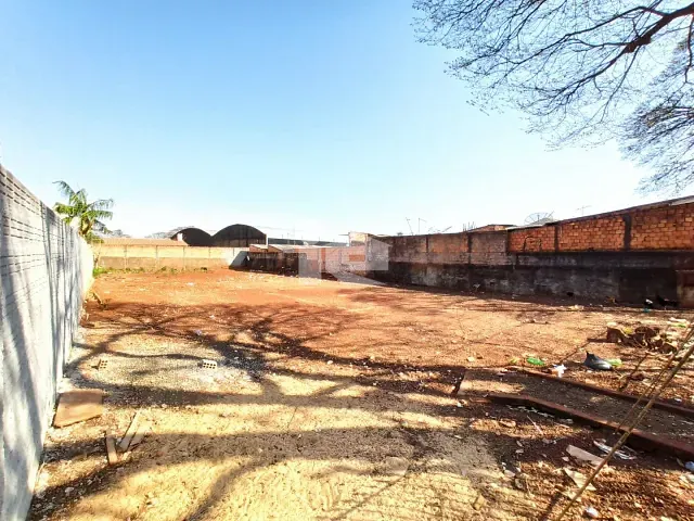 Terreno com 639m², à venda, no bairro Centro em Rolândia