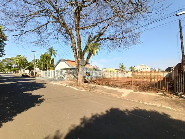 Terreno com 639m², à venda, no bairro Centro em Rolândia