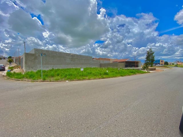 Terreno com 300m², à venda, no bairro Jardim dos Jacandás  em São João da Boa Vista