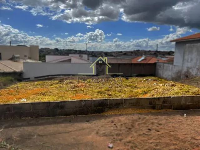 Terreno com 375m², à venda, no bairro Jardim Ouro Verde em Guaxupé