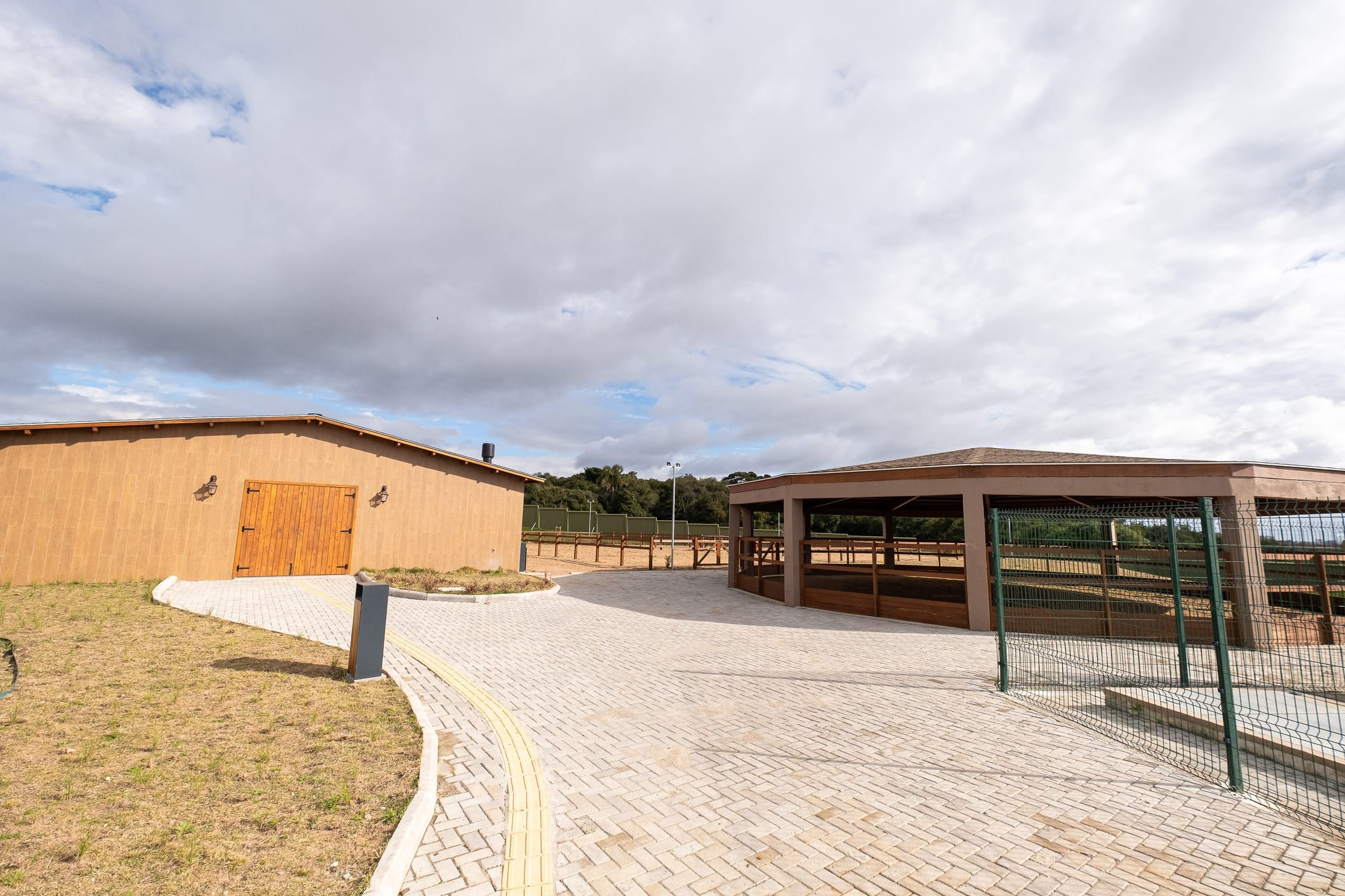 Terreno à venda no Riviera, Laranjal - com área total de 262 m², sendo 10 metros de frente por 26 metros de extensão. - 40