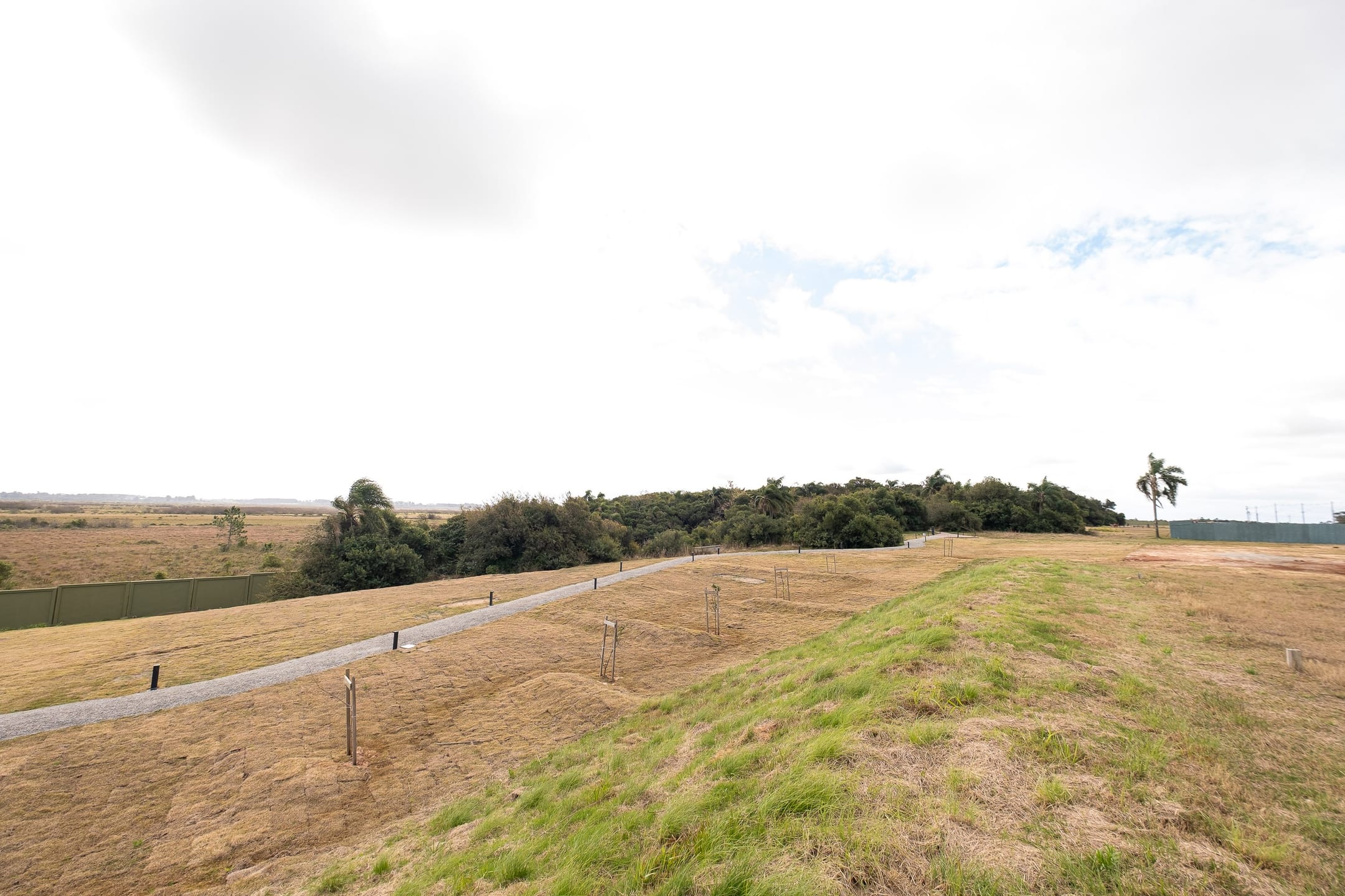 Terreno à venda no Riviera, Laranjal - 537 m² de área total, com frente de 12 metros e condomínio com infraestrutura impecável. - 58