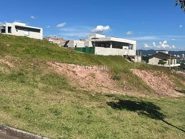 Terreno com 716m², à venda, no bairro Loteamento Residencial e Comercial Horto Florestal em Jundiaí