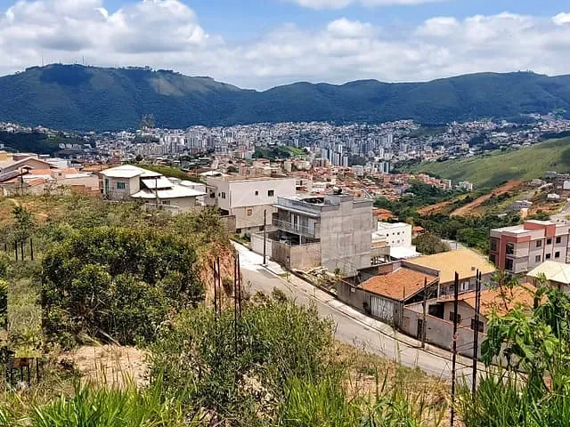 Terreno com 300m², à venda, no bairro Jardim Bandeirantes em Poços de Caldas