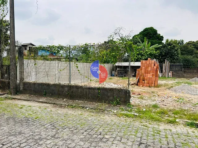 Terreno com 357m², à venda, no bairro Centro em Guapimirim