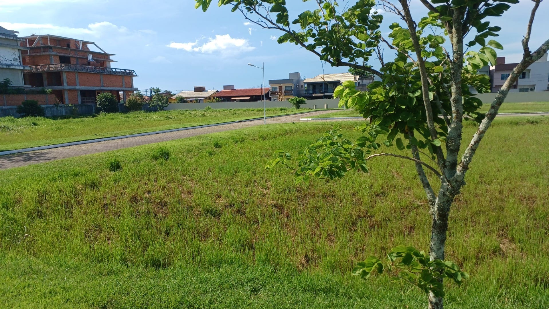 Terreno plano de 385,61m², plano, com ESCRITURA PÚBLICA, no Condomínio Caminho do Engenho I - Campeche - Florianópolis/SC