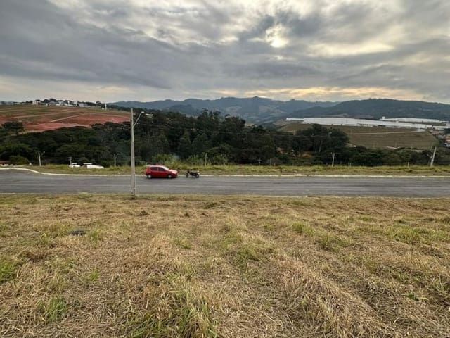 Terreno com 200m², à venda, no bairro Loteamento Nova Oliveira em Extrema