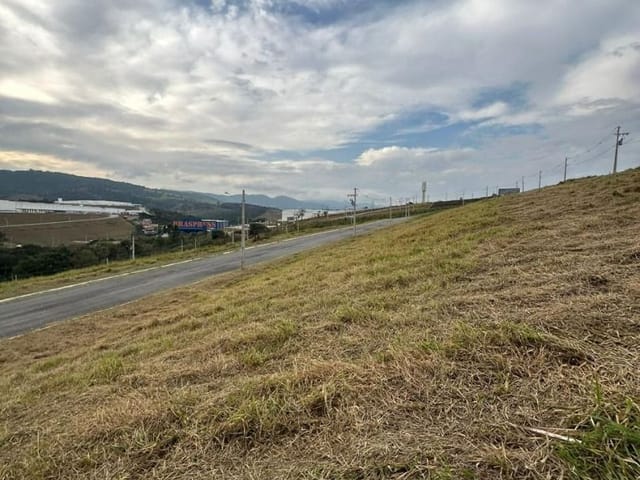 Terreno com 200m², à venda, no bairro Loteamento Nova Oliveira em Extrema