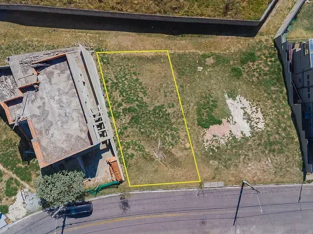 Terreno com 366m², à venda, no bairro Jardim Caiapiá em Cotia