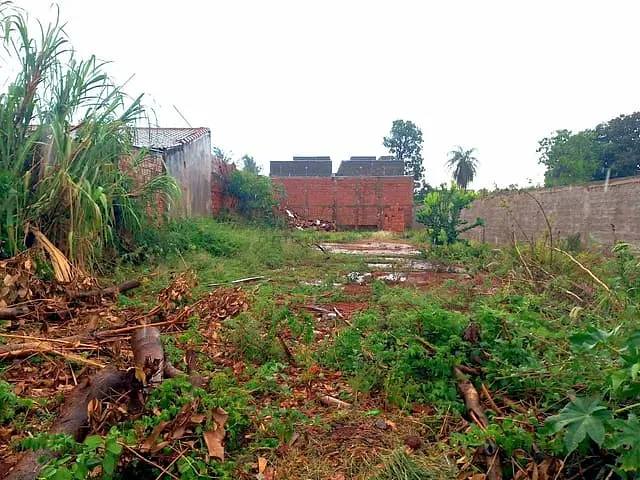 Terreno com 375m², à venda, no bairro Parque Residencial Rita Vieira em Campo Grande