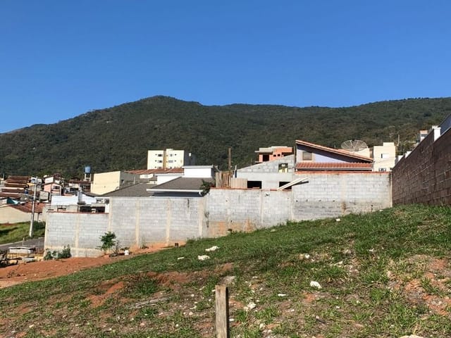 Terreno com 300m², à venda, no bairro Vila Garden em Extrema