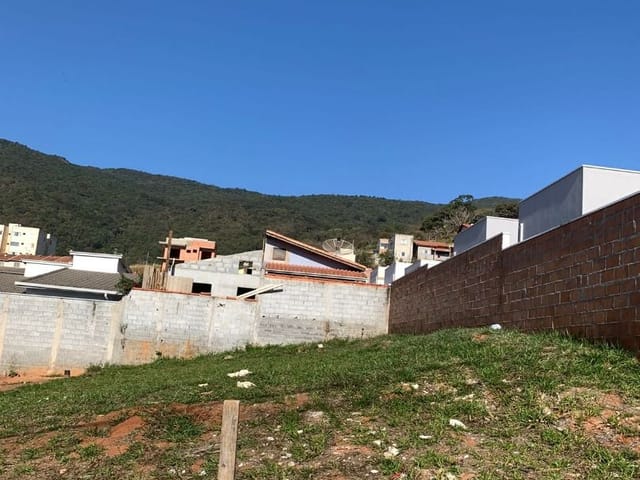 Terreno com 300m², à venda, no bairro Vila Garden em Extrema