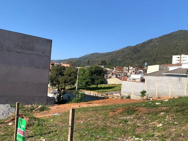 Terreno com 300m², à venda, no bairro Vila Garden em Extrema