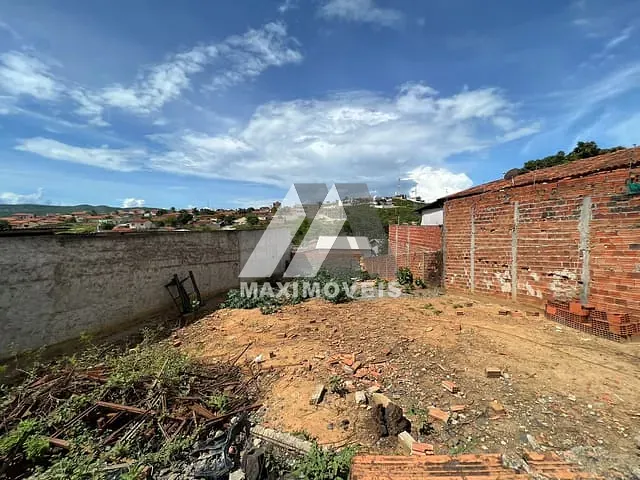 Terreno com 353m², à venda, no bairro Vila Magnólia em Araçuaí