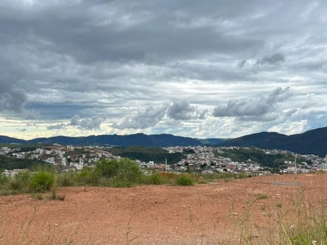 Terreno com 250m², à venda, no bairro Jardim Bandeirantes em Poços de Caldas