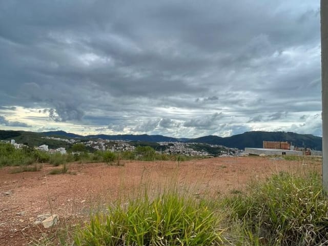 Terreno com 250m², à venda, no bairro Jardim Bandeirantes em Poços de Caldas