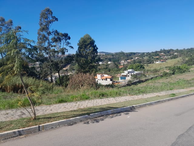 Terreno com 250m², à venda, no bairro Pinheirinho em Vinhedo