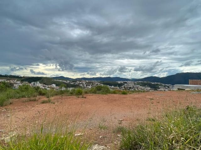 Terreno com 250m², à venda, no bairro Jardim Bandeirantes em Poços de Caldas