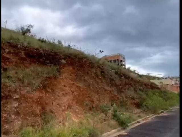 Terreno com 250m², à venda, no bairro Jardim Bandeirantes em Poços de Caldas