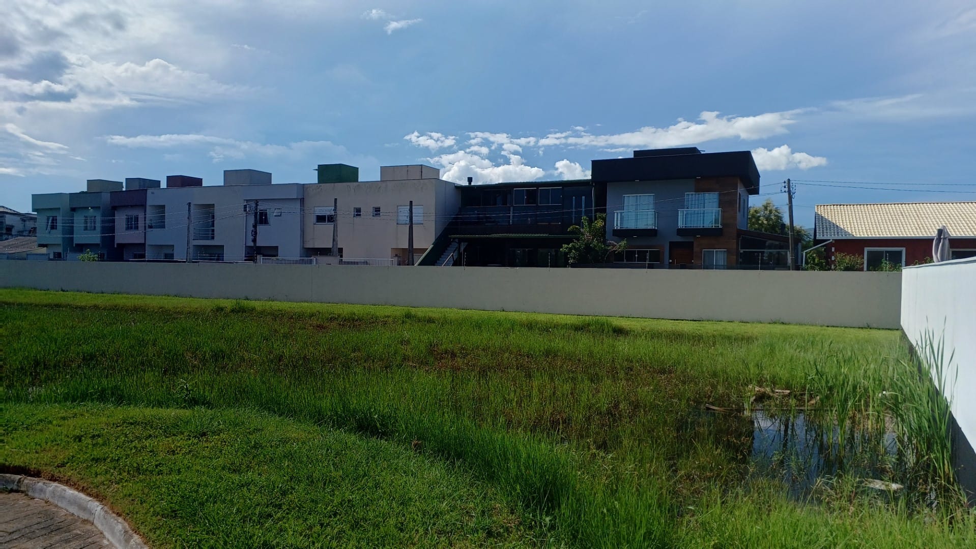 Terreno plano de 400,72m², plano, com ESCRITURA PÚBLICA, no Condomínio Caminho do Engenho I - Campeche - Florianópolis/SC