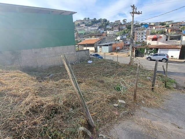 Terreno com 335m², à venda, no bairro Parque Independência em Juiz de Fora