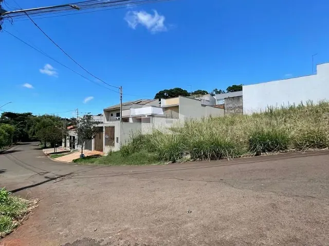 Terreno com 374m², à venda, no bairro Centro em Rolândia