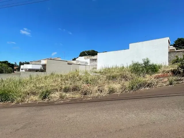 Terreno com 374m², à venda, no bairro Centro em Rolândia