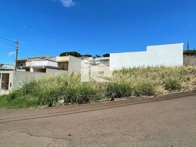 Terreno com 374m², à venda, no bairro Centro em Rolândia