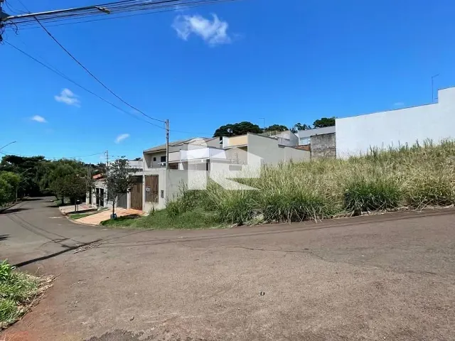 Terreno com 374m², à venda, no bairro Centro em Rolândia