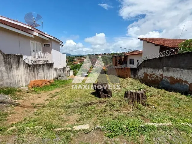 Terreno com 360m², à venda, no bairro Santa Tereza em Araçuaí