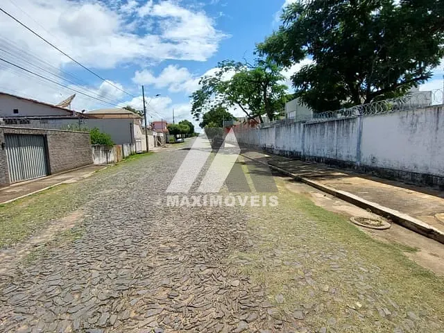 Terreno com 360m², à venda, no bairro Santa Tereza em Araçuaí