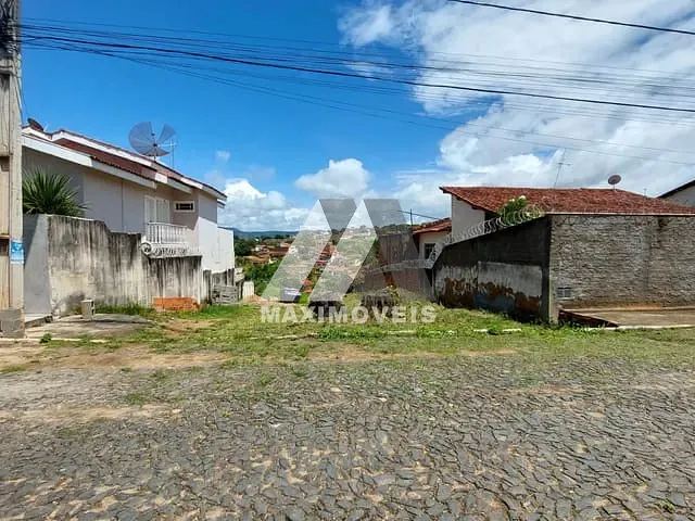 Terreno com 360m², à venda, no bairro Santa Tereza em Araçuaí
