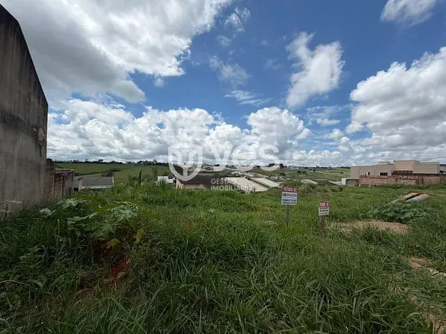 Terreno com 240m², à venda, no bairro Parque das Mangabeiras em Araxá