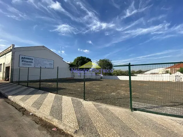 Terreno com 814m², à venda ou para alugar, no bairro Centro em Capivari