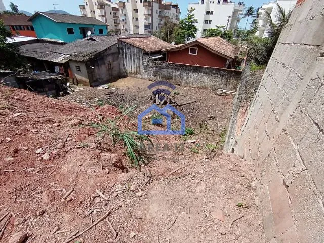 Terreno com 302m², à venda, no bairro Massaguaçu em Caraguatatuba